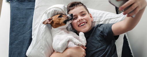 Ragazzo che prende un selfie con il suo cane